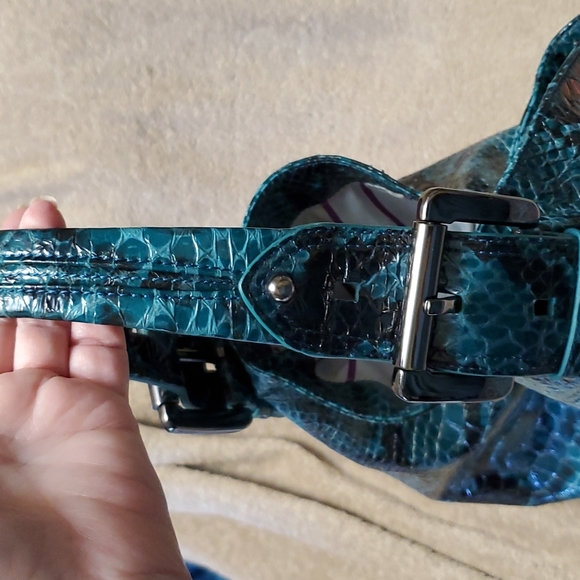 STEVEN  by Steve Madden  EUC Beautiful turquoise snake print bag. - Picture 4 of 8